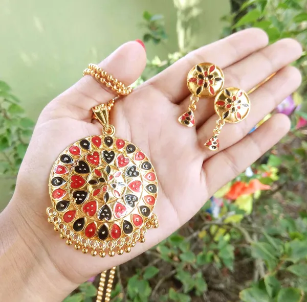 Assamese_Traditional_Gold_Plated_Red_Black_Colour_Japi_Chain_Jewellery_Set_For_Women
